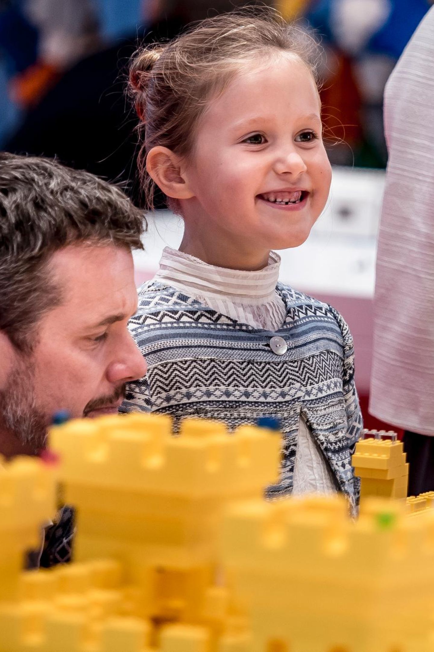 Prinzessin Josephine strahlt beim Blick über eine knallgelbe Lego-Burg.