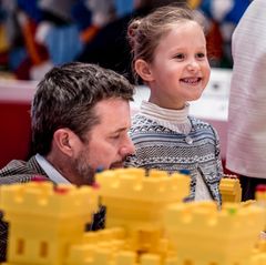 Prinzessin Josephine strahlt beim Blick über eine knallgelbe Lego-Burg.