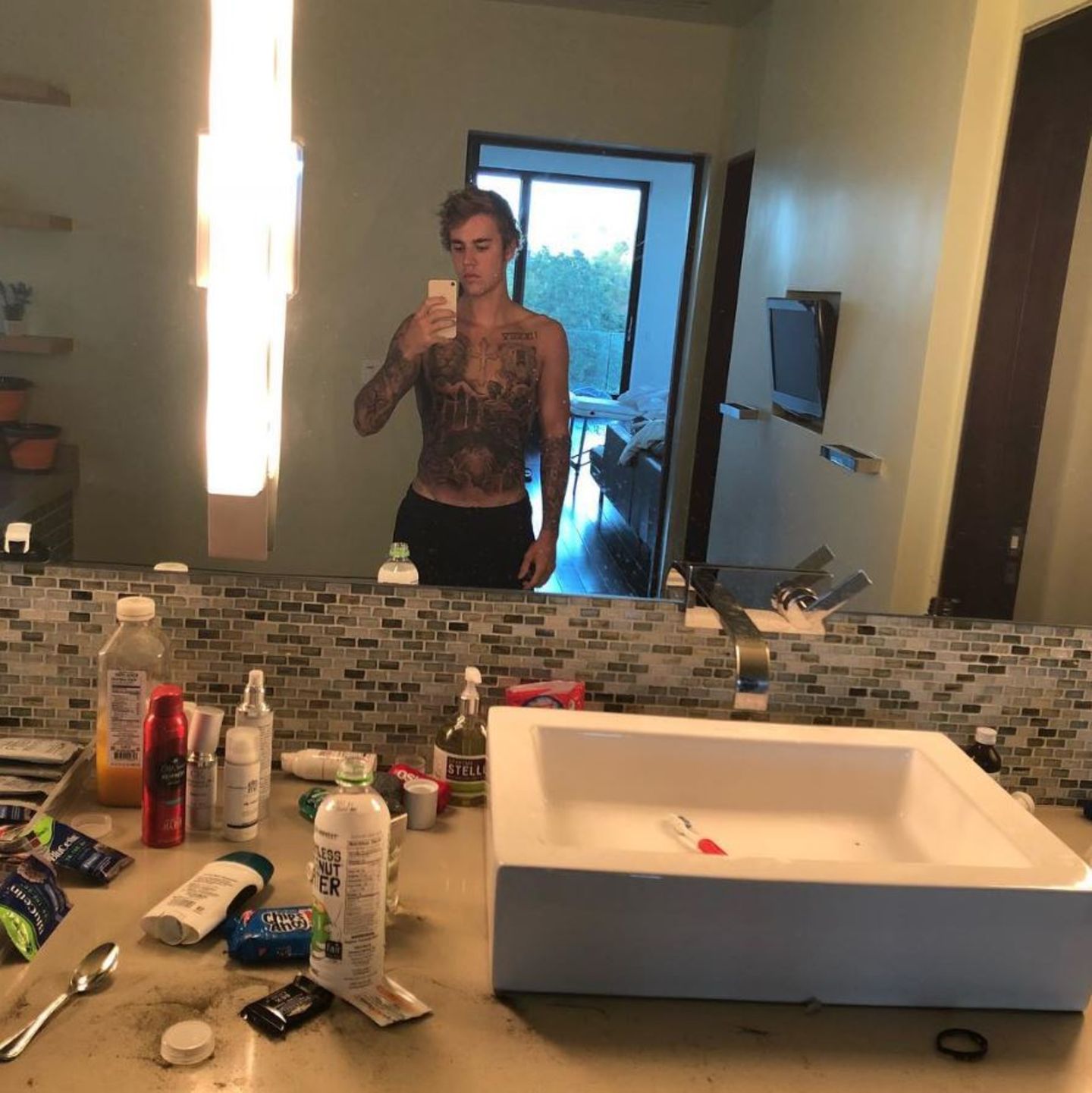 Auf den ersten Blick fällt nur das unordentliche Badezimmer auf. Auf den zweiten Blick erkennt man dann, dass Justin Bieber neuerdings den kompletten Oberkörper tätowiert hat. Mit diesem Spiegelselfie machte er auf jeden Fall ordentlich Schlagzeilen, denn es war das erste Bild seiner neuen Körperbemalung. 