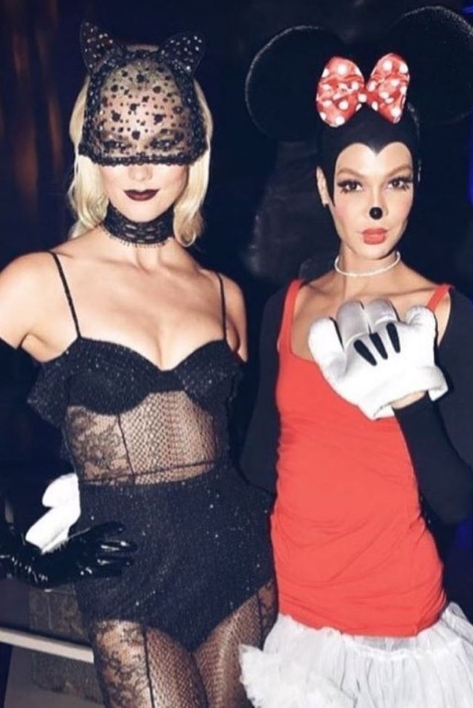 Oh oh, ob das gut geht? Zu Halloween verkleidet sich Model Karlie Kloss in New York als böse "Catwoman" und ihre Freundin Joan Smalls als süße Minnie Maus. 