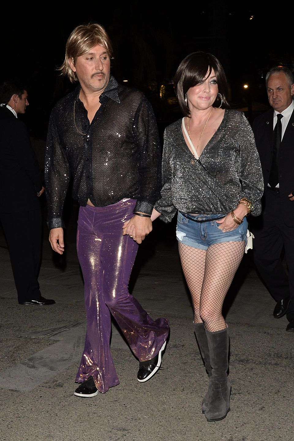 "Beverly Hills 902102-Star Shannen Doherty schlägt in sexy Hotpants auf, Ehemann Kurt Iswarienko in lilafarbener Latexhose und transparentem Glitzerhemd. Selbst für Halloween ein mutiges Outfit.