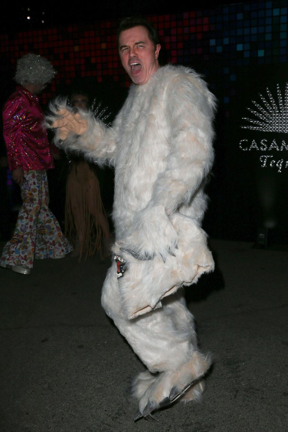 Kommen wir zu einer beliebten Kategorie in puncto Halloween-Kostüm: Dem Tierreich. US-Moderator Seth MacFarlane entscheidet sich für einen Auftritt als Yeti. Wenn es unter der Maske zu heiß wird, kein Problem: Furchteinflössend gucken kann MacFarlane auch so. 