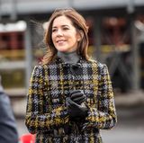 Prinzessin Mary trägt bei der Einweihung eines Gas- und Ölkraftwerkes im dänischen Fredericia eine Karo-Wolljacke aus der Kollektion H&M x Erdem für 150 Euro. Für eine Prinzessin ein echtes Schnäppchen. Die Jacke ist ab dem 2. November in H&M-Filialen erhältlich. 