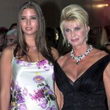 So blond gefärbt wie Mutter Ivana Trump war Ivanka erst später. Sie trug bis 2001 lieber natürliches Braun.
