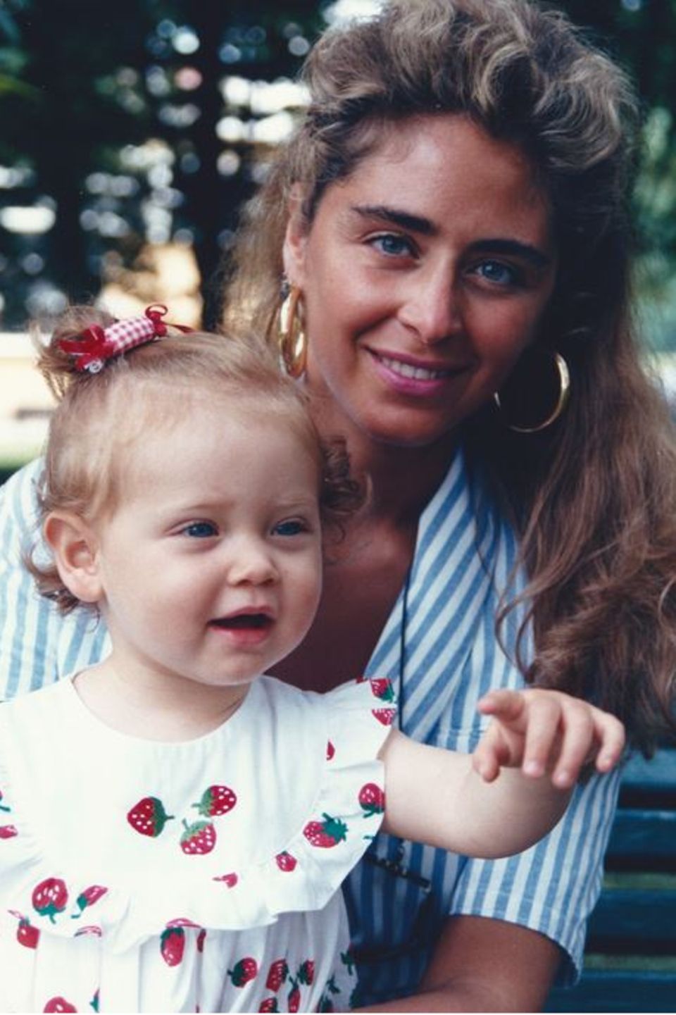Chiara Ferragni hat die guten Gene auf jeden Fall von ihrer Mutter Marina di Guardo geerbt. Auf Instagram gratuliert die Star-Bloggerin ihrer Mama mit diesem alten Familien-Schnappschuss herzlich zum Geburtstag. 