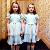 Diese Zwillinge aus Stephen Kings "The Shining" sind nicht so harmlos wie sie zunächst aussehen. In der Verfilmung von Stanley Kubrick jagen Lisa und Louise Burns den Zuschauern ordentlich Angst ein. Heute ist das gruselige Duo ein beliebtes Kostüm an Halloween. 