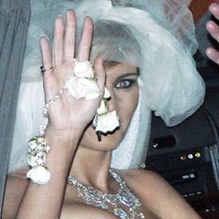 Melania Knavs heiratet Donald Trump erst im Januar 2005. Tüllschleier, weiße Rosen, ein sehr teures Brautkleid von Dior und noch viel wertvollerer Schmuck schmückten die zukünftige Mrs. Trump.