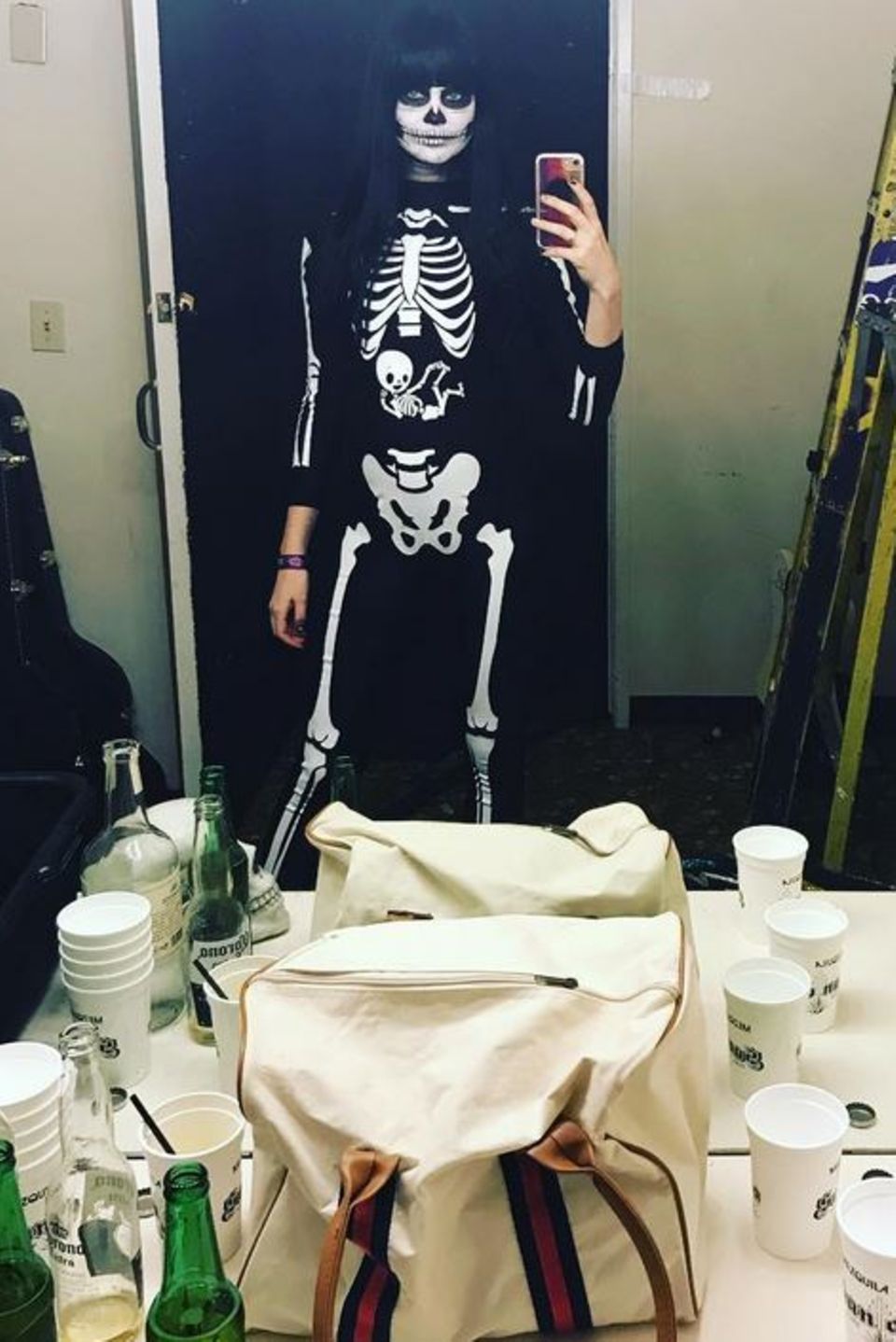 Das schwangere Model Behati Prinsloo trägt ein Skelett-Einteiler. Besonderes Highlight ist das aufgedruckte Baby. Das schwangere Model Behati Prinsloo trägt ein Skelett-Einteiler. Besonderes Highlight ist das aufgedruckte Baby.