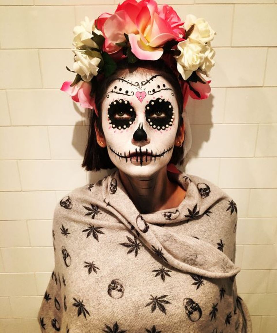 Nina Dobrev ist mit Totenkopfgesicht und Blütenkranz startklar für Halloween. 
