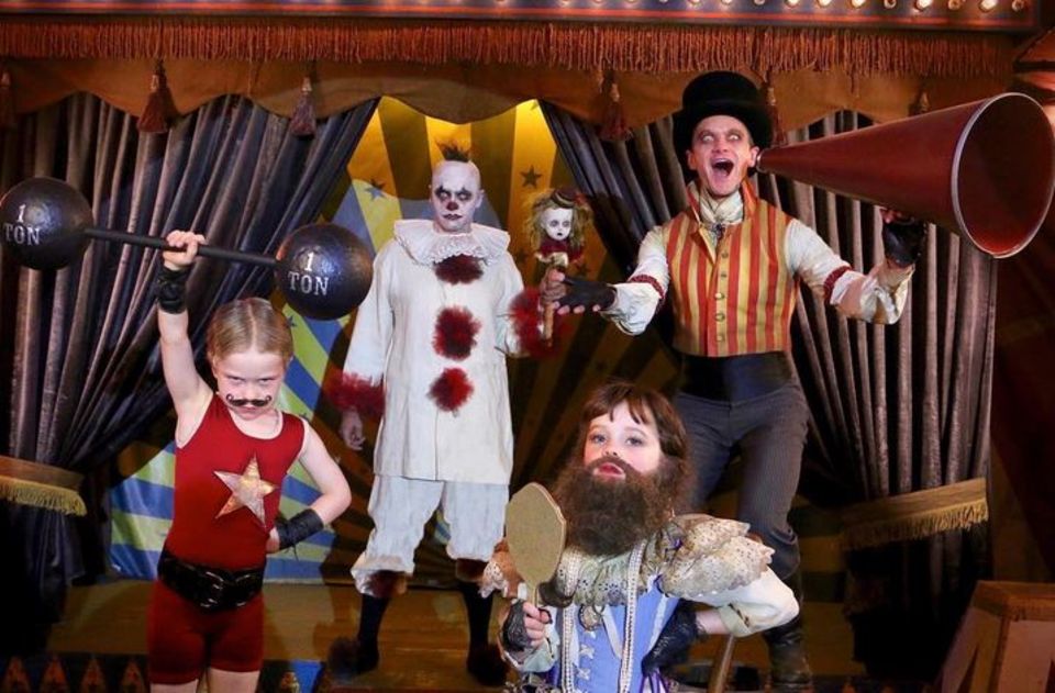 Neil Patrick Harris und seine Liebsten verkleiden sich als gruselige Zirkus-Familie. 