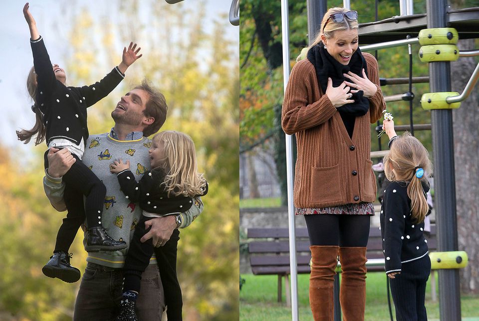 28. Oktober 2017 Immer wieder verwöhnt uns die Familie Hunziker-Trussardi mit zauberhaften Fotos beim Spielen mit ihren Kids. Auf einem Spielplatz in Bergamo tobt Tomaso mit den Töchtern Sole und Celeste und Mama Michelle bekommt später von Sole selbstgepflückte Blumen geschenkt. Alles scheint bei diesem Anblick wie immer ... 28. Oktober 2017 Immer wieder verwöhnt uns die Familie Hunziker-Trussardi mit zauberhaften Fotos beim Spielen mit ihren Kids. Auf einem Spielplatz in Bergamo tobt Tomaso mit den Töchtern Sole und Celeste und Mama Michelle bekommt später von Sole selbstgepflückte Blumen geschenkt. Alles scheint bei diesem Anblick wie immer ...