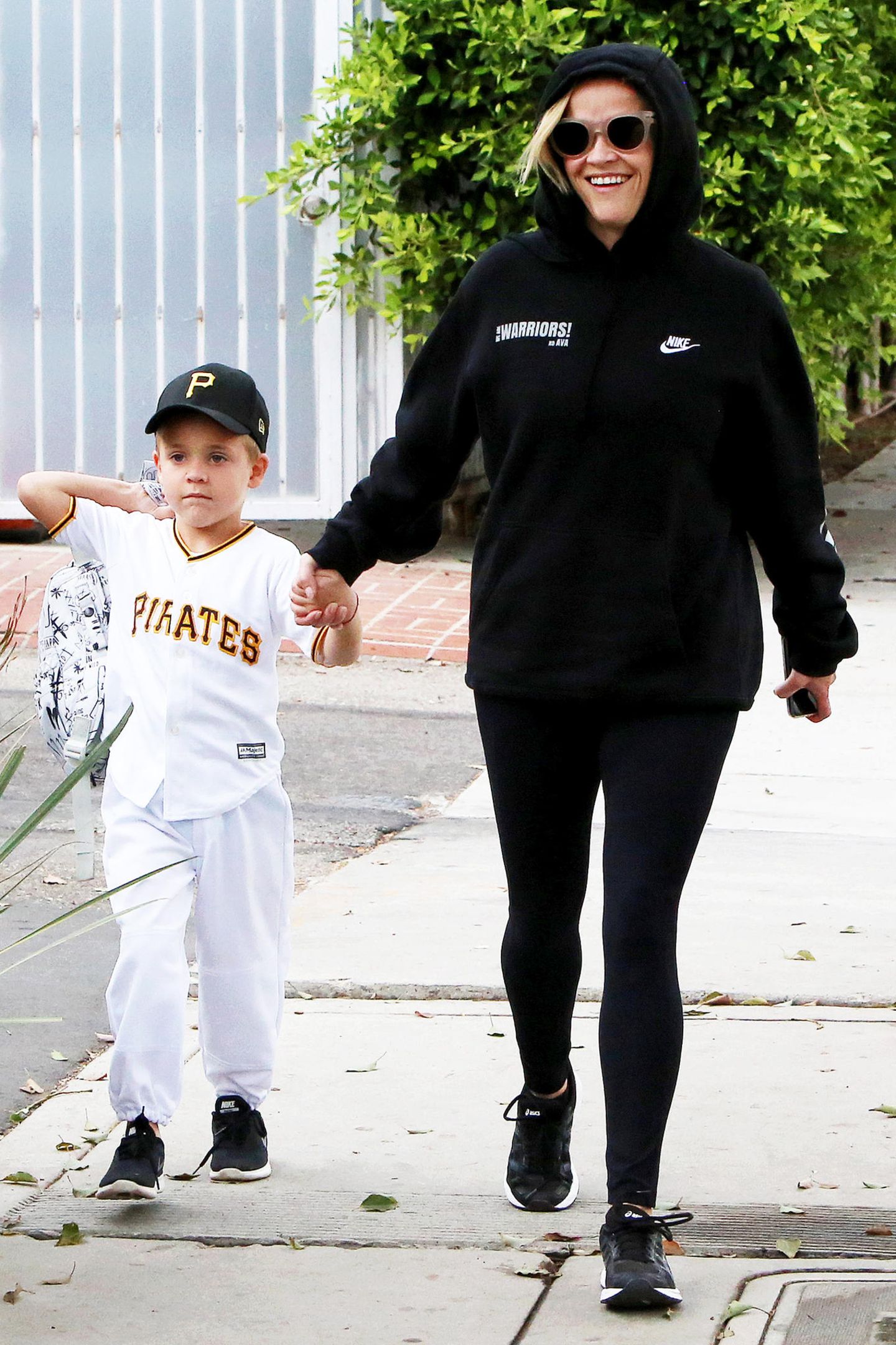 Tagsüber schlendert Dreifach-Mama Reese Witherspoon mit ihrem jüngsten Sohn Tennessee James im sportlichen Lässig-Look durch Brentwood in Los Angeles. 