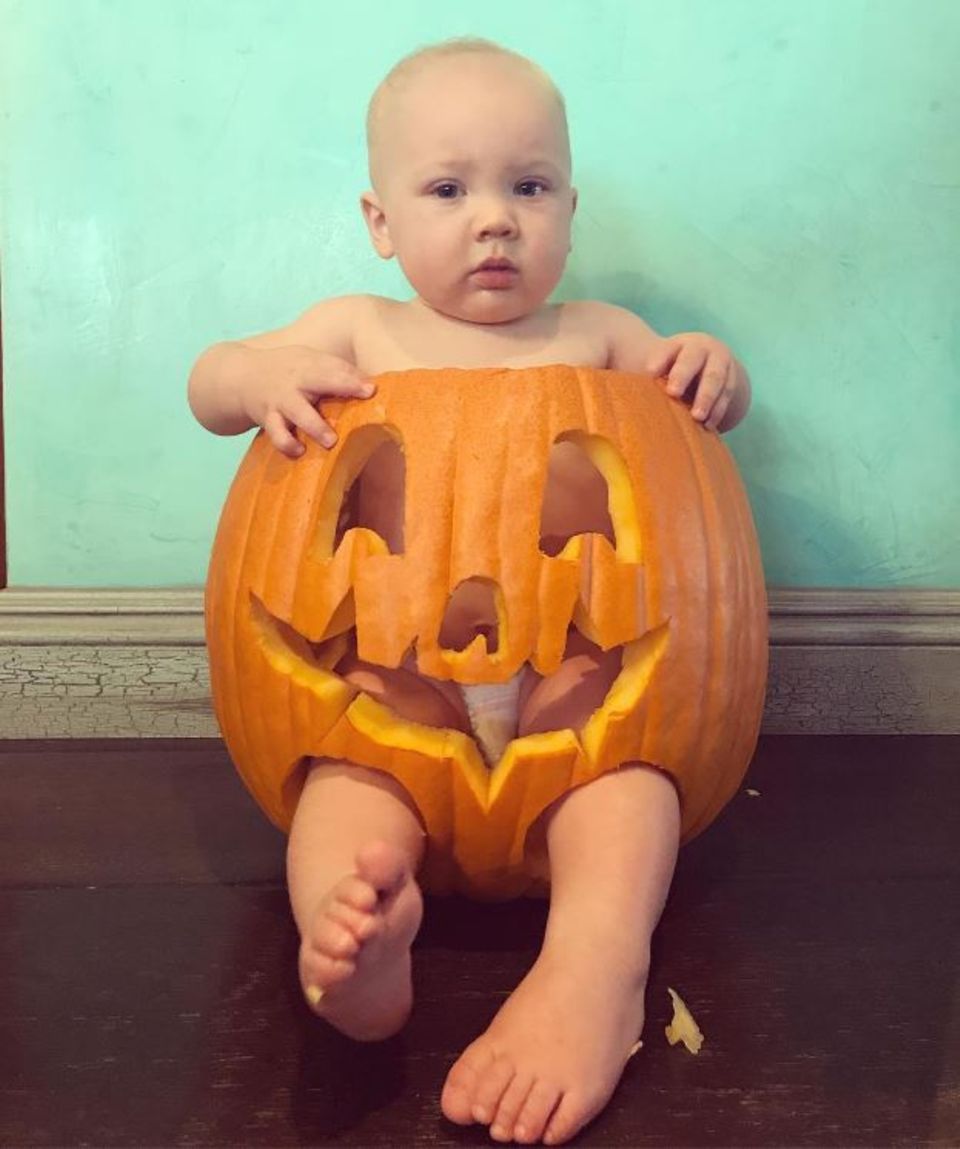 Mit diesem zuckersüßen Foto ihres Sohnes Jameson im Kürbis grüßt Sängerin Pink ihre Fans zu Halloween. Mit diesem zuckersüßen Foto ihres Sohnes Jameson im Kürbis grüßt Sängerin Pink ihre Fans zu Halloween.
