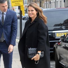 Schwarz macht schlank - aber nicht, wenn man so schön schwanger ist wie Prinzessin Madeleine. Ihr Komplettlook in Schwarz wird durch die edle Handtasche von Chanel und ihr strahlendes Lächeln zu einem furiosen Styling-Erfolg.