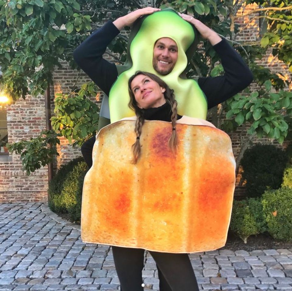2017  Zum Anbeißen: Gisele Bündchen und Tom Brady präsentieren sich als Toast und Avocado. 