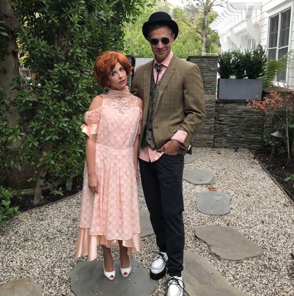 Sarah Michelle Gellar und Freddie Prinze Jr. haben sich als "Andie" und "Duckie" aus dem Film "Pretty in Pink" verkleidet. Sarah Michelle Gellar und Freddie Prinze Jr. haben sich als "Andie" und "Duckie" aus dem Film "Pretty in Pink" verkleidet.