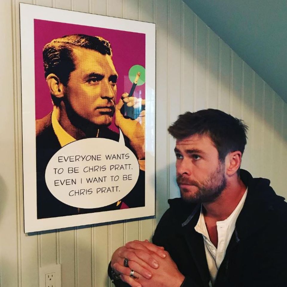 27. Oktober 2017   "Es ist war", postet Schauspieler Chris Hemsworth. Der "Thor"-Darsteller steht neben einem Plakat, auf dem der ehemalige Schauspieler Cary Grant abgebildet ist, dazu eine Sprechblase, in der steht: "Jeder möchte Chris Pratt sein. Sogar ich möchte Chris Pratt sein."