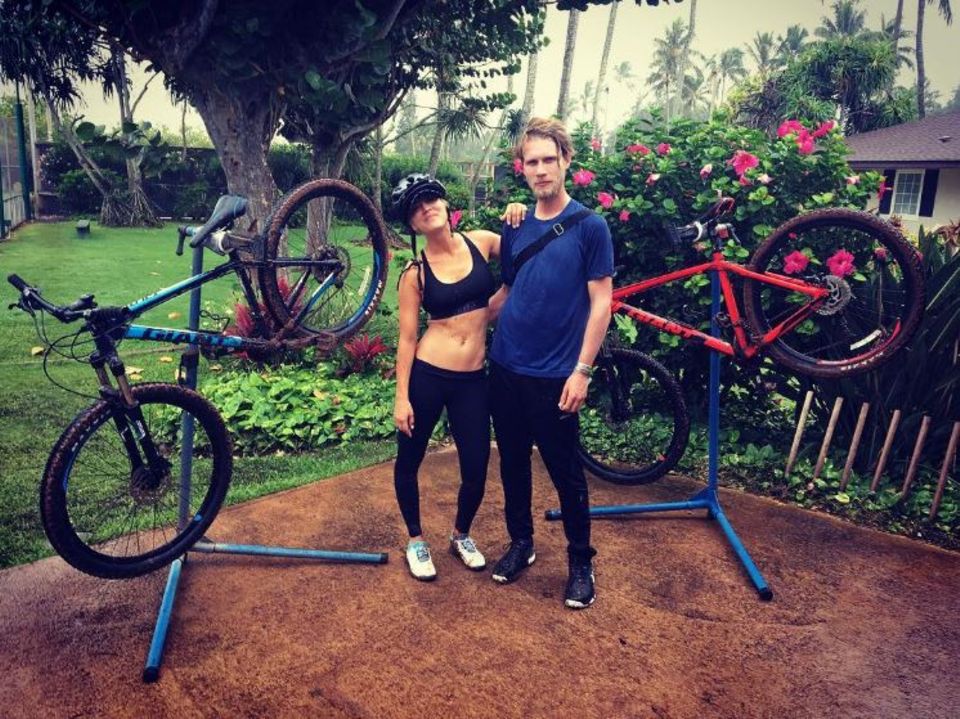 Ihr Liebster, Karl Cook, fordert sie gerne zu verschiedenen Abenteuern aus: Diesmal hat sich Schauspielerin Kaley Cuoco auf ein matschiges Mountainbike-Rennen eingelassen. Ihr Liebster, Karl Cook, fordert sie gerne zu verschiedenen Abenteuern aus: Diesmal hat sich Schauspielerin Kaley Cuoco auf ein matschiges Mountainbike-Rennen eingelassen.