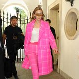 Mit diesem pinkfarbenen Karo-Ensemble sorgt Gigi Hadid während der Fashion Week in Mailand für Aufsehen.