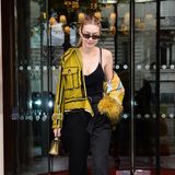Wo soll man hier zuerst hinschauen? Auf Gigi Hadids senfgelbe Hingucker-Jacke, ihre kühle Schulter oder die mit Gold-Quasten besetzten Schuhe?
