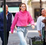 Gigi Hadid probiert gerne mal gewagtere Looks aus, wie hier der pink-wollige Blickfang mit Fetzen-Jeans und Schuhen im plüschigen Schlappen-Looks.