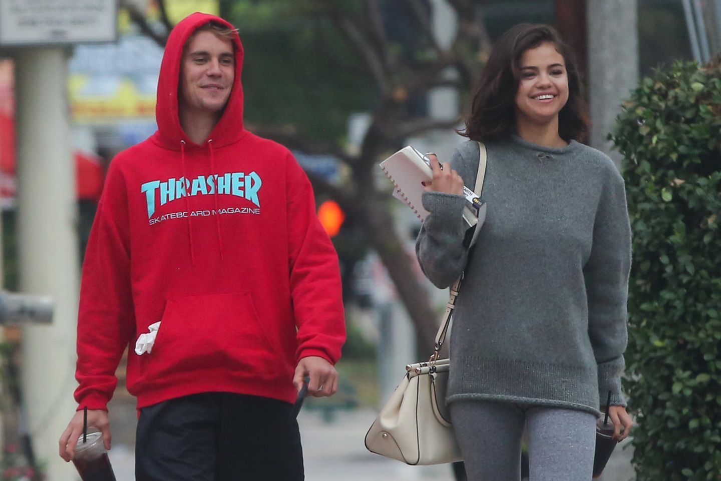 Das sieht doch ganz nach "Happy end" aus: Justin Bieber und Selena Gomez strahlen bei einem gemeinsamen Spaziergang in lässigen Looks. Er trägt einen roten Hoodie der Skatermarke "Thrasher", sie einen all-over-Stricklook in grau und eine Tasche von Coach. Gerade erst wurde bekannt, dass Selena und The Weeknd sich getrennt haben, da zeigt sie sich immer häufiger mit ihrem Ex-Freund Justin. Jahrelang kämpften die beiden für ihre große Liebe, bis sie sich 2015 trennten - diese Bilder sprechen jedoch für ein Liebescomeback! 