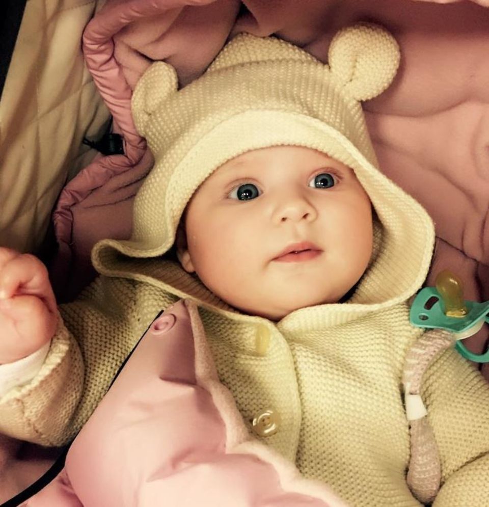 Caroline Beil : 1. November 2017 TV-Star Caroline Beil zeigt Töchterlein Ava zum ersten Mal. 1. November 2017 Endlich zeigt TV-Star Caroline Beil ihr Töchterlein Ava: Die 50-Jährige kann sich über ein herzerweichend putziges Baby freuen.