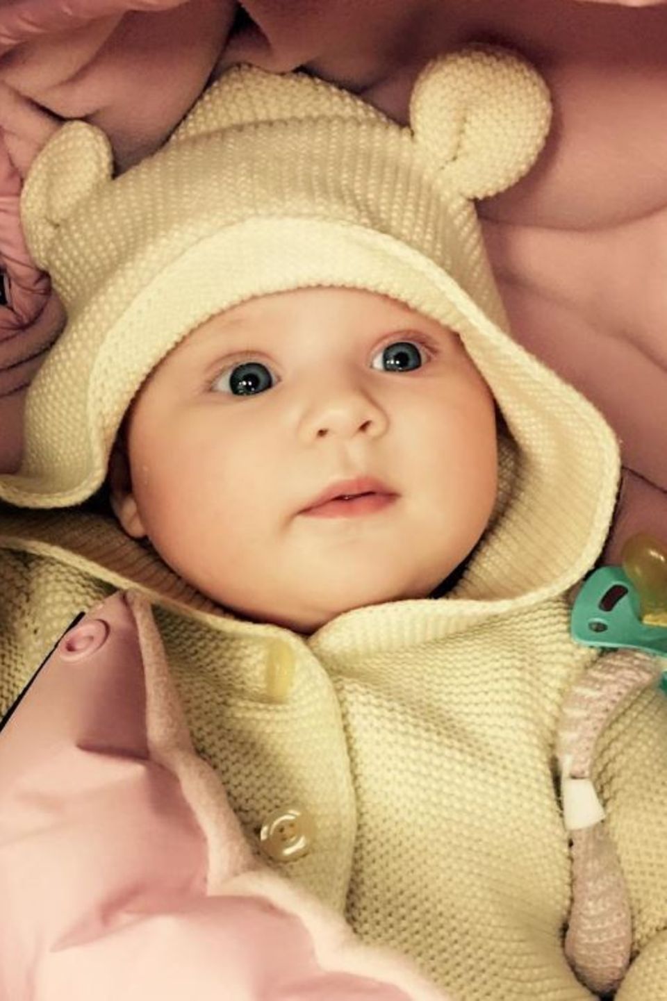1. November 2017 Endlich zeigt TV-Star Caroline Beil ihr Töchterlein Ava: Die 50-Jährige kann sich über ein herzerweichend putziges Baby freuen.