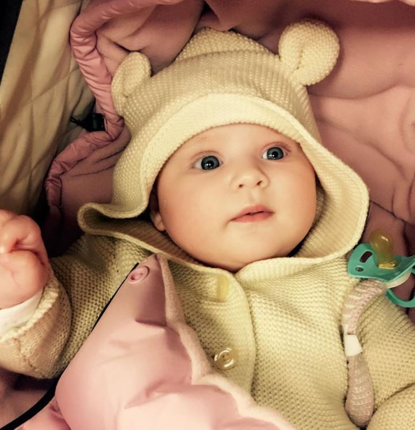 Caroline Beil : 1. November 2017 TV-Star Caroline Beil zeigt Töchterlein Ava zum ersten Mal. 1. November 2017 Endlich zeigt TV-Star Caroline Beil ihr Töchterlein Ava: Die 50-Jährige kann sich über ein herzerweichend putziges Baby freuen.