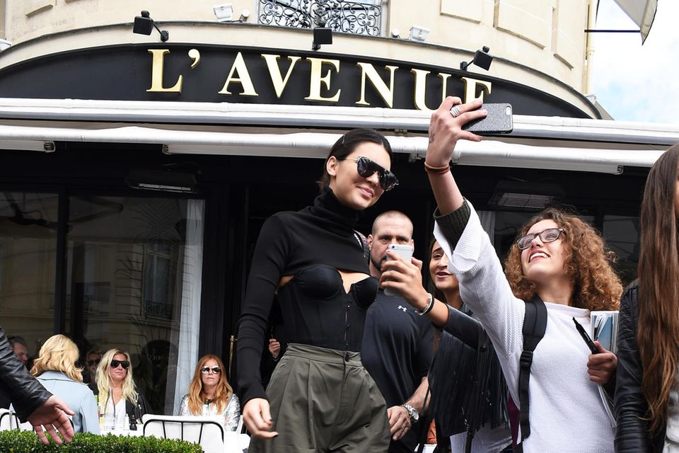 Geheimtipps in Paris: Auch Topmodel Kendall Jenner bevorzugt den Lunch im "L'Avenue" und steht Fans für ein Selfie zur Verfügung Auch Topmodel Kendall Jenner bevorzugt den Lunch im "L'Avenue" und steht Fans für ein Selfie zur Verfügung