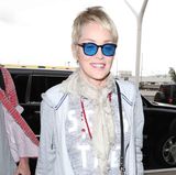 1. November 2017   Blau macht glücklich: Eine bestens gelaunte, mit coolen, blauen Brillengläsern ausgestattete Sharon Stone wird am Flughafen "LAX" in Los Angeles abgelichtet.