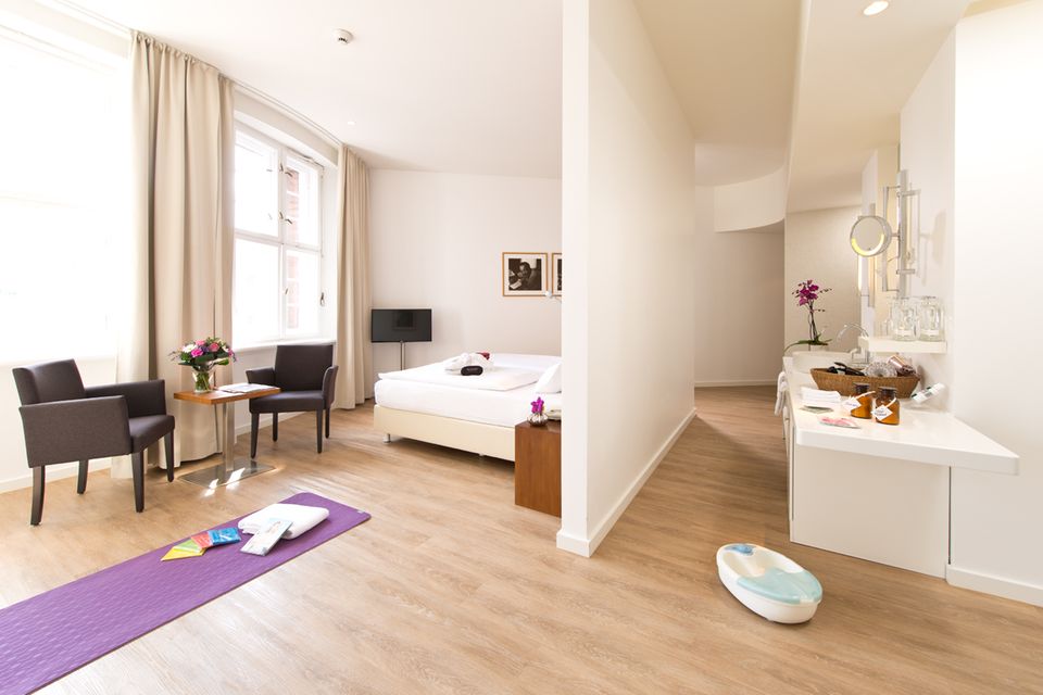 Gewinnspiel: Platz für Sie! Im stylischen "Ellington Hotel Berlin" können Sie es sich als Gewinnerin bequem machen und mal so richtig ausspannen Platz für Sie! Im stylischen "Ellington Hotel Berlin" können Sie es sich als Gewinnerin bequem machen und mal so richtig ausspannen