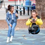 2. November 2017   Gemeinsam mit einer Freundin amüsiert sich Selena Gomez in einem Park in Burbank, Los Angeles...