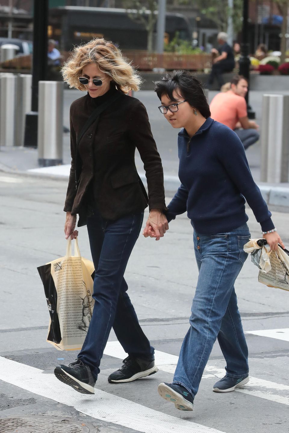 14. Oktober 2017   Hand in Hand unterwegs durch die Straßen New Yorks. Hollywoodstar Meg Ryan und ihre mittlerweile 13-jährige Adoptivtochter Daisy.