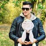 2. November 2017  Robert Lewandowski macht mit seiner Tochter Klara einen Spaziergang. Dabei ist die Kleine in einen niedliches Jäckchen mit Hasenohren eingekuschelt. 