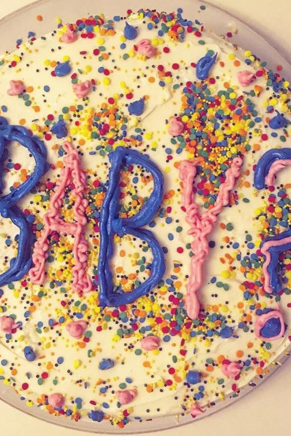 4. November 2017 Für die Verkündung des Geschlechts des ungeborenen Babys hat sich Hilaria Baldwin etwas ganz besonderes einfallen lassen. Eine Torte soll das Geheimnis lüften. 4. November 2017 Für die Verkündung des Geschlechts des ungeborenen Babys hat sich Hilaria Baldwin etwas ganz besonderes einfallen lassen. Eine Torte soll das Geheimnis lüften.