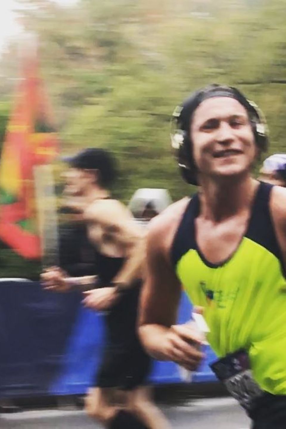 Während des New-York-City-Marathons grinst Vito Schnabel gut gelaunt in die Kamera.