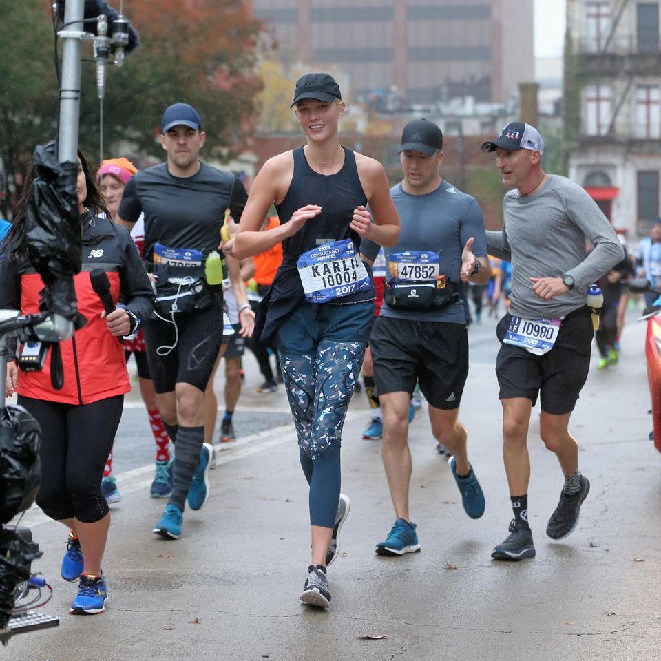 Spaß beim New-York-City-Marathon: Offensichtlich hat das sportliche Supermodel Karlie Kloss noch genügend Luft für ein Interview mit der neben ihr laufenden Reporterin. Spaß beim New-York-City-Marathon: Offensichtlich hat das sportliche Supermodel Karlie Kloss noch genügend Luft für ein Interview mit der neben ihr laufenden Reporterin.