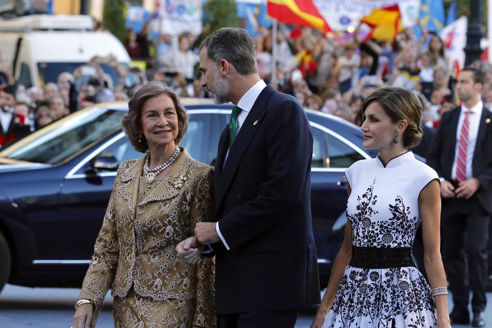 Manchmal auch heute noch gemeinsam bei Terminen unterwegs: König Felipe und Königin Letizia in Oviedo bei den Prinzessin-von-Asturien-Awards gemeinsam mit Alt-Königin Sofia