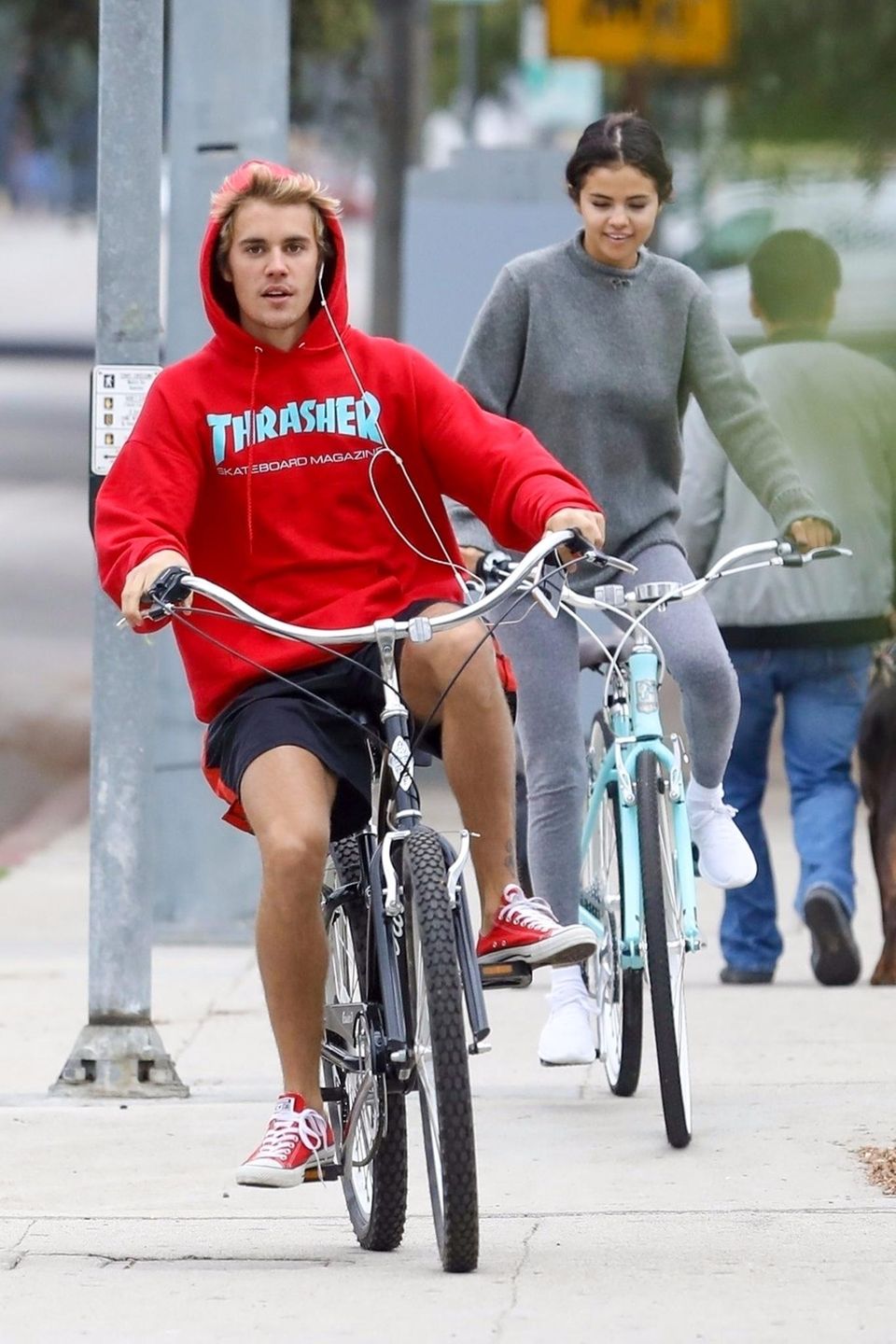 Justin Bieber und Selena Gomez radeln in trauter Zweisamkeit am 1. November durch Los Angeles Justin Bieber und Selena Gomez radeln in trauter Zweisamkeit am 1. November durch Los Angeles