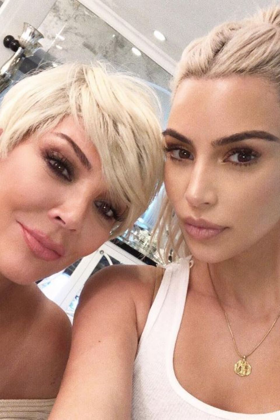 5. November 2017  Ein Selfie mit der lieben Mama: Im blonden Partnerlook posieren Kim Kardashian und Kris Jenner für das nette Erinnerungsfoto.