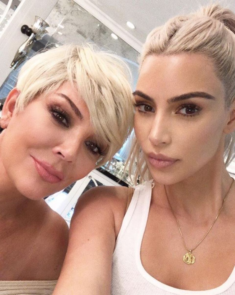 5. November 2017 Ein Selfie mit der lieben Mama: Im blonden Partnerlook posieren Kim Kardashian und Kris Jenner für das nette Erinnerungsfoto. 5. November 2017 Ein Selfie mit der lieben Mama: Im blonden Partnerlook posieren Kim Kardashian und Kris Jenner für das nette Erinnerungsfoto.