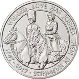 November 2017  Zum Hochzeitstag gibt es eine Gedenkmünze, die die Queen und Prinz Philip bei "Trooping the Colour" auf dem Pferd zeigt. Die Inschrift besagt "Eheliche Liebe hat sie im Glück vereint".