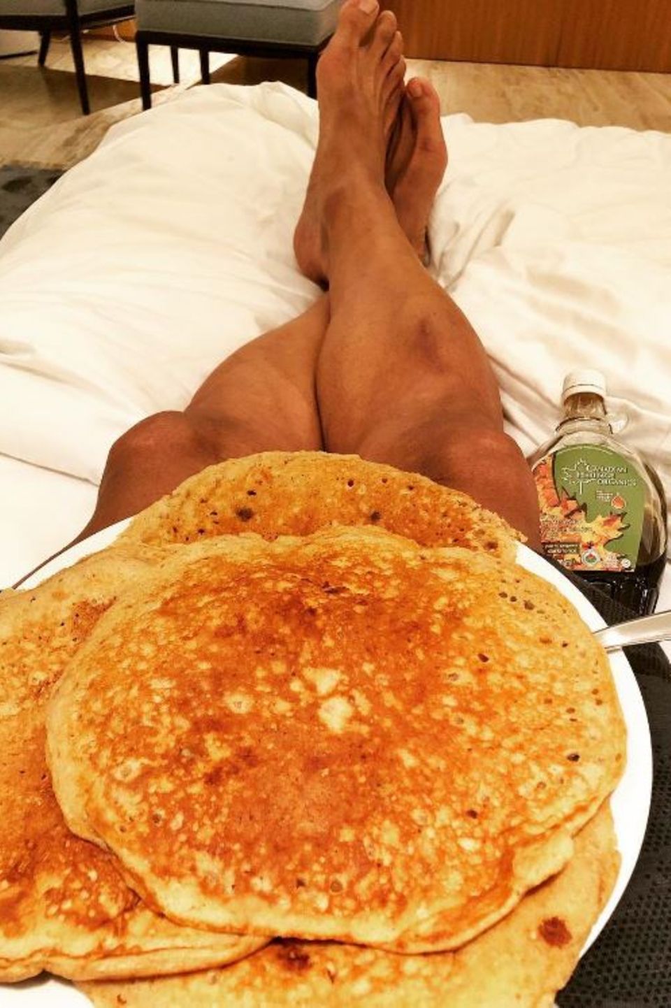 Wer so viel trainiert, darf auch mal sündigen: Dwayne Johnson gönnt sich Pancakes mit Ahornsirup. Wer so viel trainiert, darf auch mal sündigen: Dwayne Johnson gönnt sich Pancakes mit Ahornsirup.