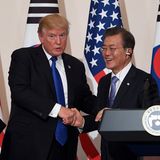 7. November 2017   Fester Händedruck zwischen Staatsoberhäuptern: US-Präsident Donald Trump und Südkoreas Präsident Moon Jae-in.