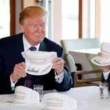 5. November 2017   Präsident Trump und Premierminister Shinzo Abe signieren Caps auf denen "Donald & Shinzo Make Alliance Even Greater" gedruckt steht.
