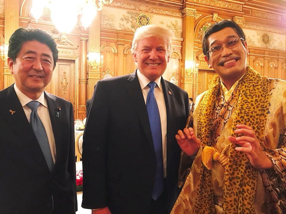 Donald Trump + Melania Trump in Japan : Shinzo Abe (l.), Präsident Donald Trump und der schrullige Popstar Piko Taro (r.) sorgen für dieses doch recht ungewöhnliche Foto. 6. November 2017 Shinzo Abe (l.), Präsident Donald Trump und der schrullige, japanische Popstar Pikotaro (r.) sorgen für dieses doch recht ungewöhnliche Foto.