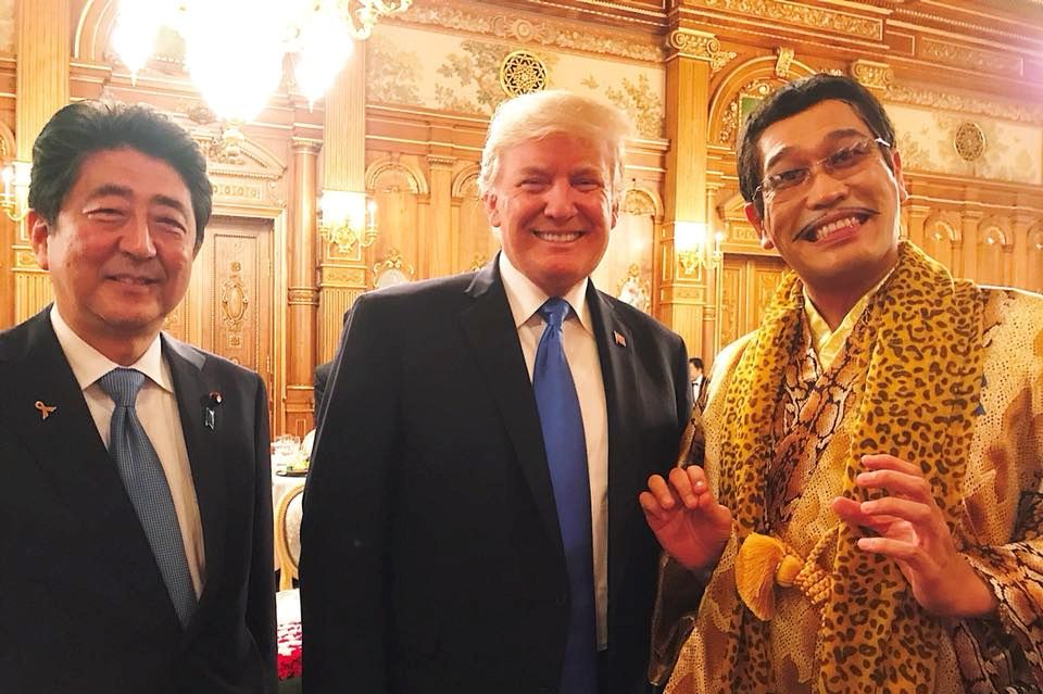 Donald Trump + Melania Trump in Japan : Shinzo Abe (l.), Präsident Donald Trump und der schrullige Popstar Piko Taro (r.) sorgen für dieses doch recht ungewöhnliche Foto. 6. November 2017 Shinzo Abe (l.), Präsident Donald Trump und der schrullige, japanische Popstar Pikotaro (r.) sorgen für dieses doch recht ungewöhnliche Foto.