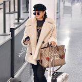 Wenn man Vanessa Hudgens Gucci-Tasche Glauben schenken kann, ist sie "blind für die Liebe". Unser Tipp: Sonnenbrille abnehmen, dann sieht sie ihren Boyfriend Austin Butler auch wieder. 
