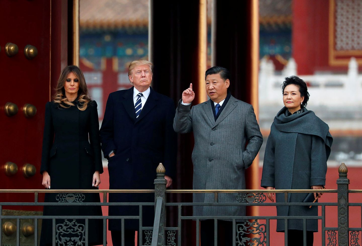 8. November 2017   Besichtigung der beeindruckenden "Verbotenen Stadt": Chinas Präsident Xi Jinping und Chinas First Lady Peng Liyuan (r.) zeigen Melania und Donald Trump den ehemaligen Sitz der chinesischen Kaiser.
